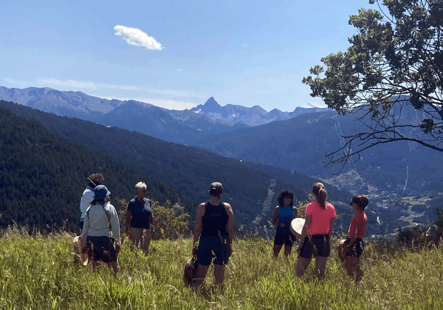 Cerchio di tamburi al cospetto della montagna
