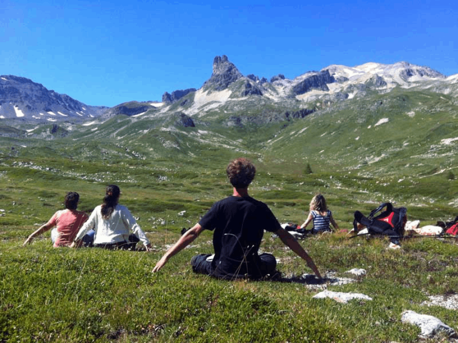Pratica Yoga di centratura di fronte alla montagna